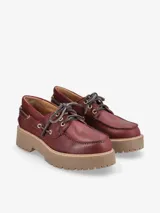 Zapato náutico color bordó con plataforma color beige.