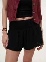 Short negro de algodón con cintura fruncida elástica, corte relajado y diseño ligero ideal para días cálidos.
