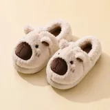 Pantuflas cerradas de peluche suave color beige, con diseño de capibara que incluye orejas y hocico marrón. Tienen suela antideslizante.