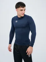 Remera térmica deportiva Umbro de manga larga y cuello redondo, en color azul marino, con logo de la marca estampado en el pecho.