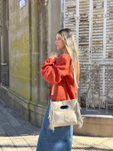 Bandolera color arena, confeccionada 100% en cuero con forro interno de tela.