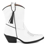 Bota texana corta de cuero sintético blanco con detalles de pespuntes negros y un fleco lateral. Tiene un taco bajo negro y punta fina.
