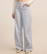 Pantalón wide leg de sarga con rayas verticales, tiro alto, trabillas en la cintura y cinco bolsillos.