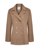 Chaqueta tipo abrigo cruzado de color tostado, confeccionada en mezcla de lana y cashmere. Presenta solapas amplias, doble abotonadura frontal con seis botones, bolsillos ribeteados y una silueta estructurada de corte clásico.