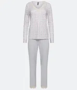 Pijama largo de dos piezas en tejido viscolycra. La blusa es de manga larga con cuello en V y detalles de encaje. El pantalón es liso con cintura elástica y encaje en el ruedo.
