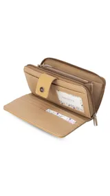 Billetera larga de diseño rectangular con cierre perimetral y solapa frontal con broche a presión. Cuenta con múltiples compartimentos internos para tarjetas, billetes y un monedero con cierre.