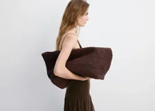 Vestido largo de punto fino color marrón, con tirantes finos, escote en V y diseño con corte en la cintura y falda evasé holgada.