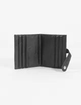 Tarjetero de cuero vegano con acabado brillante, cierre con solapa y broche a presión. Cuenta con ranuras para tarjetas y detalle de logo metálico en la parte frontal.