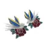 Par de aros con forma de golondrinas sobre una rosa, estilo tatuaje tradicional.