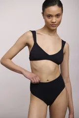 Culotte de bikini tiro alto color blanco hueso, con textura acanalada.