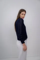 Sweater azul marino de punto calado, confeccionado en 100% baby alpaca, de manga larga y cuello redondo.