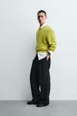 Sweater de punto regular fit, color verde, con cuello redondo y manga larga. Puños y dobladillo en rib.