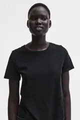Remera de manga corta y cuello redondo ribeteado, confeccionada en tejido de punto suave de algodón.