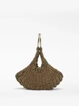 Bolso de cóctel color bronce, con diseño de abalorios tejidos en tricot y forma de concha. Cuenta con un compartimento principal, cierre de cremallera y cierre magnético. Tiene un asa de mano metálica dorada con logo grabado.