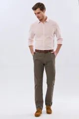Pantalón skinny azul marino con spandex, bolsillos traseros ojal con botón y etiqueta de la marca.