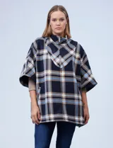 Poncho de tejido soft, marca Weatherproof, con diseño a cuadros en tonos azul marino, beige y celeste. Posee cuello alto con cierre metálico y bolsillos delanteros.