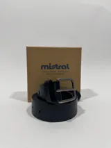 Cinto de cuero negro con hebilla metálica plateada con acabado envejecido.