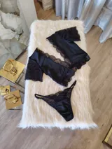 Conjunto de lencería compuesto por un top bralette y una tanga. El top presenta un diseño con escote profundo, mangas cortas de encaje y detalles de encaje en los bordes. La tanga es de corte regulable, confeccionada en lycra y encaje con forro de algodón.