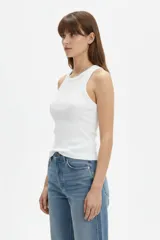 Musculosa de algodón color rojo con detalles en blanco en el cuello y sisas, de corte ajustado y diseño con estrella estampada en el centro del pecho.