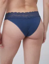 Bombacha de bikini roja con cintura de puntilla.