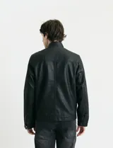Campera de cuero ecológico con cierre frontal metálico y cuello mao.
