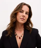 Collar de doble cadena en tono dorado, compuesto por una cadena de eslabones finos y una cadena principal con eslabones más gruesos decorada con colgantes geométricos de resina en tonos ámbar, verde y rojo.