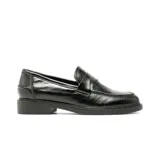Mocasín de cuero negro con acabado brillante, diseño clásico con antifaz y suela plana de goma.