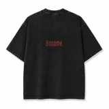 Remera oversize de algodón 100% color negro con lavado stone wash, de manga corta, cuello redondo y diseño bordado con la palabra 'Become.' en rojo en la parte superior trasera.