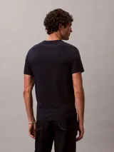 Remera de manga corta Calvin Klein con corte slim, cuello redondo y logo bordado pequeño en el pecho.