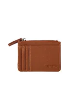 Tarjetero color tostado con textura granulada, múltiples ranuras para tarjetas, un compartimento con cierre de cremallera y el logo de la marca grabado en la parte frontal.