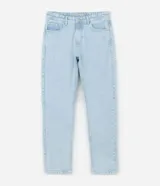 Pantalón de jeans celeste, corte slim, con bolsillos delanteros y traseros, trabillas en la cintura y cierre tradicional con botón y cremallera.