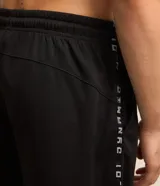 Bermuda deportiva bordó de tecnología dry, con cintura elástica, cordón interno y estampa lettering lateral.