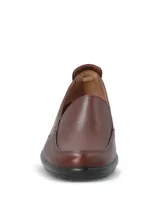 Zapato tipo slip-on de cuero liso lustrado color marrón, con diseño de calce fácil y suela de caucho termoplástico con taco de 4 cm.