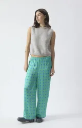 Chaleco de punto sin mangas, color gris, con cuello redondo y corte holgado. Confeccionado con hilo italiano de textura mullida y compacta.