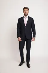 Ambo de vestir para hombre compuesto por saco de dos botones y pantalón de corte recto, confeccionado en tejido twill de poliéster y viscosa. El saco presenta solapas clásicas, bolsillos con solapa y un diseño de calce confortable.