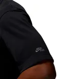 Remera negra de manga corta con estampado gráfico frontal que incluye el logo Jumpman, un swoosh degradado, la palabra AIR en tipografía colorida, un diseño circular tipo brújula y el número 23.