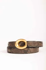 Cinturón de cuero con textura de piel de serpiente en tonos marrones, con hebilla metálica ovalada en acabado dorado mate.