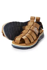 Sandalias tipo trekking color beige, con tiras de nylon ajustables y suela técnica con diseño ergonómico y detalles multicolor en la base.