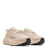 Championes de running Under Armour modelo Rogue 6, color beige con suela de goma negra. Presentan un diseño de malla transpirable con refuerzos laterales y entresuela amortiguada.