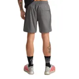 Short de running Roark modelo Serrano 7" color gris, confeccionado en poliéster reciclado y elastano con terminación resistente al agua. Cuenta con cintura elástica con cordón de ajuste y bolsillos con cierre.
