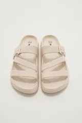 Sandalias de goma color negro con diseño de tres tiras cruzadas y hebilla lateral ajustable.