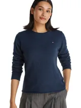 Sweater de punto de lana con cuello redondo, manga larga y corte regular. Presenta un diseño liso en color azul marino con el logo de la marca bordado en el pecho.
