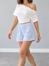 Short celeste a rayas finas blancas, de corte fluido, con cintura elástica fruncida y detalle de botones decorativos al frente.