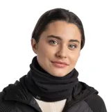 Cuello térmico Buff de diseño tubular, confeccionado en tejido polar negro. Presenta una textura suave y elástica, ideal para protección contra el frío en actividades al aire libre.