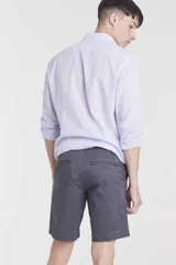 Bermuda de gabardina color gris oscuro, corte chino, con bolsillos laterales y traseros.