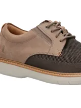 Zapato casual de hombre Hush Puppies modelo Bangu, con diseño híbrido que combina cuero en la parte trasera y tejido técnico transpirable en la puntera. Cuenta con cordones al tono, suela de EVA flexible y diseño ergonómico para mayor confort.
