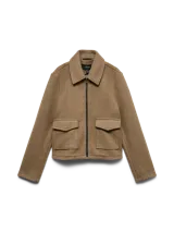 Campera estilo biker corta de punto interlock, con cuello camisero, cierre frontal metálico y bolsillos delanteros con solapa y broches a presión. Presenta un diseño estructurado y liviano sin forrería.