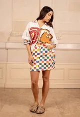 Minifalda blanca de jean con estampado de cuadrados de colores.