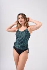 Conjunto de tankini negro con breteles finos y copas. Incluye bombacha tiro alto.