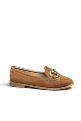 Mocasín de gamuza color beige, con detalle de hebilla metálica dorada en el empeine, costuras visibles y suela plana.